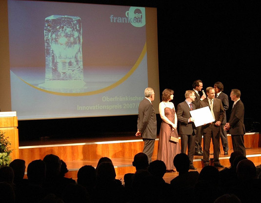Bundeswirtschaftsminister Glos bei der &Uuml;berreichnung des Innovationspreises an FROHN.